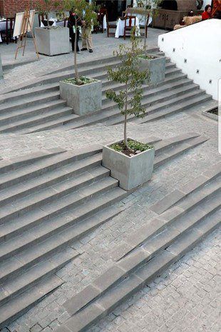 Concrete steps with integrated planters